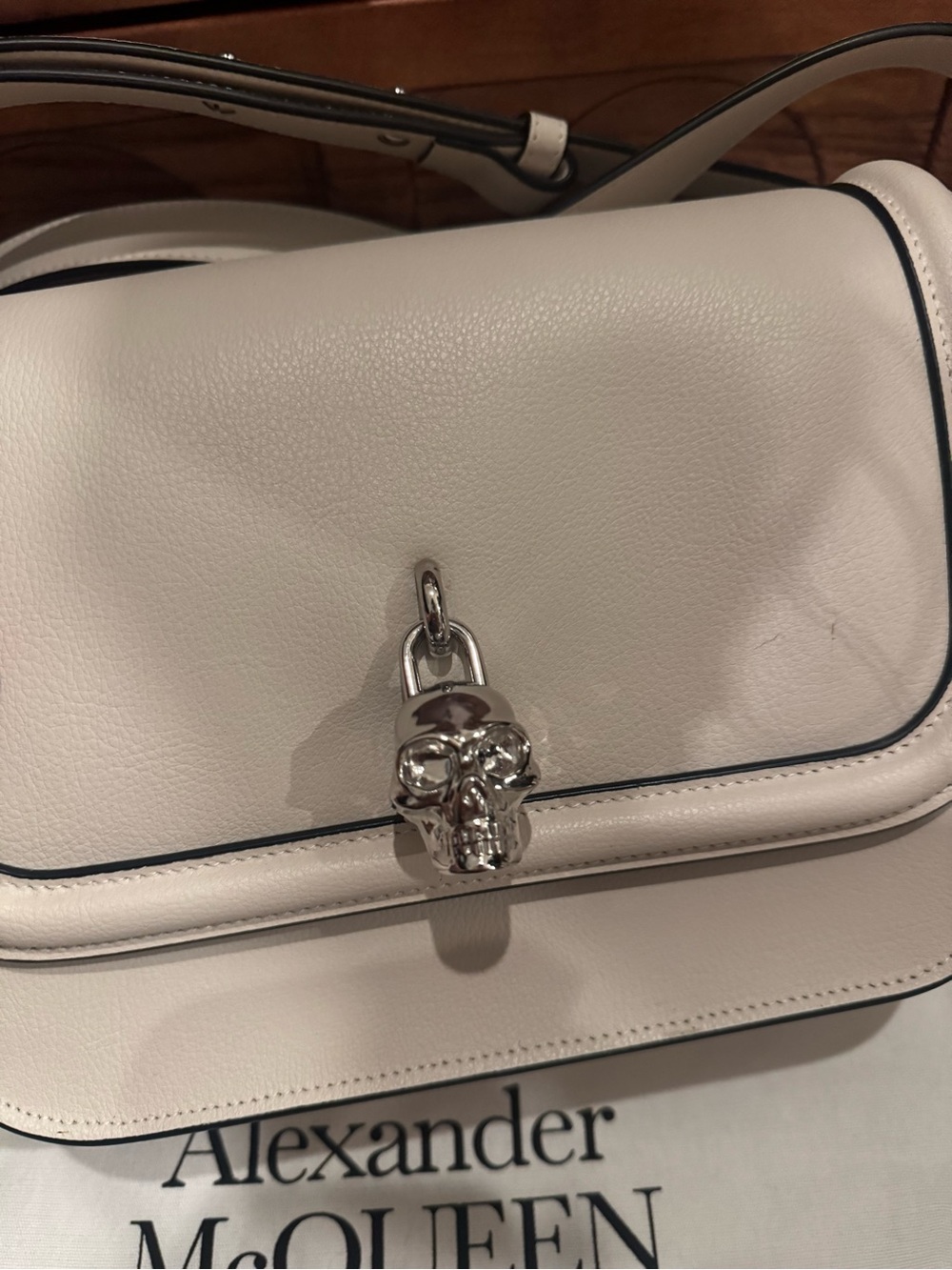 Alexander McQueen Skull Padlock Shoulder Bag. - Picture 4 of 8